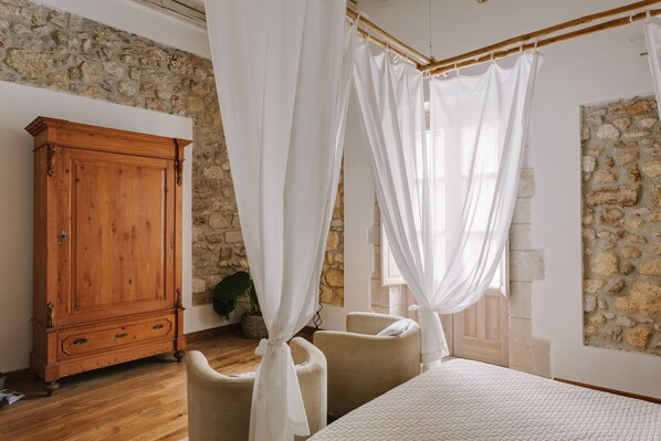 Lakens van Egyptisch katoen, donsdekens, een minibar, een bureau