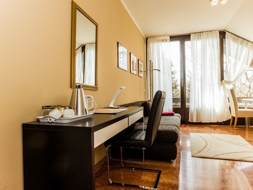 Apartamento empresarial, 3 quartos | Individualmente mobiliados, ferros/tábuas de passar roupa