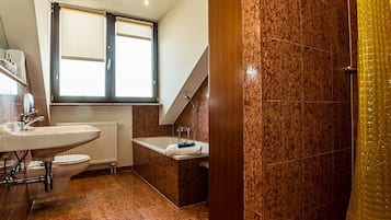 Business Apartment, 3 Bedrooms | Bathroom | Towels