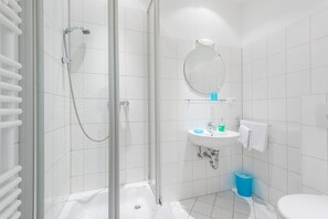 Enkeltværelse - 1 soveværelse - eget badeværelse | Badeværelse | Bruser, hårtørrer, håndklæder