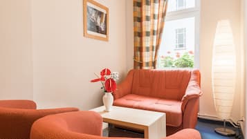 Deluxe-Doppelzimmer, mit Bad | Wohnbereich | Fernseher