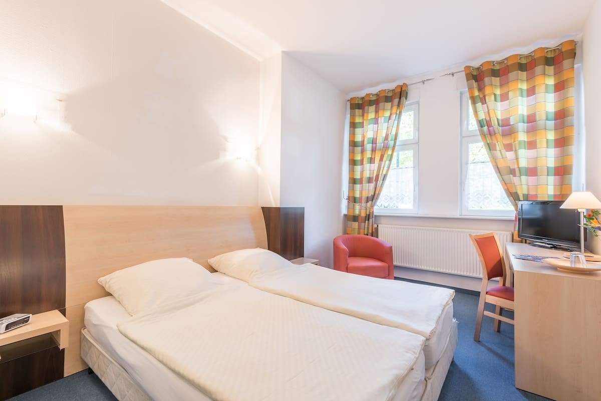 Ropa de cama de alta calidad, colchones con pillow-top y escritorio