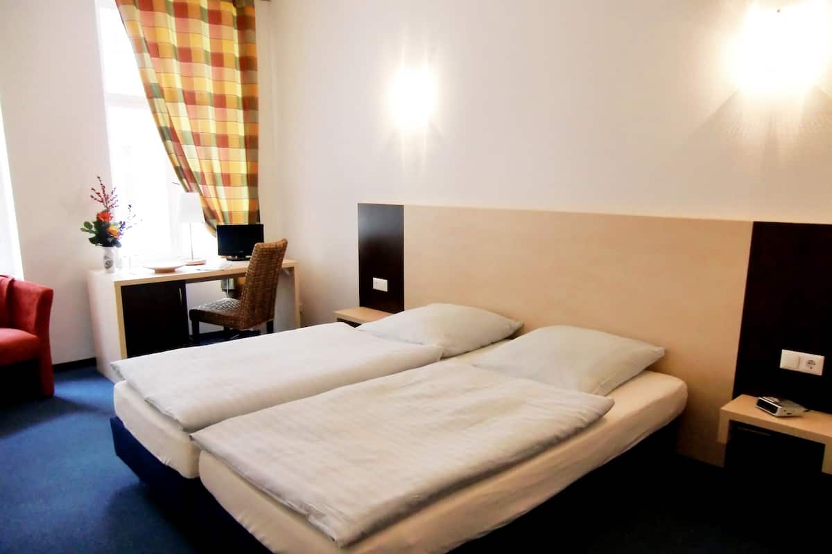 Ropa de cama de alta calidad, colchones con pillow-top y escritorio