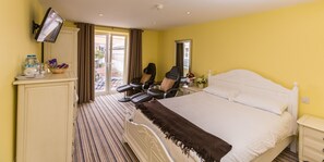 Caja de seguridad en la habitación y tabla de planchar con plancha