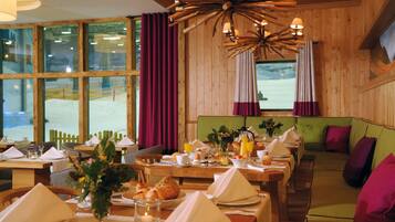 Café da manhã com buffet diário (EUR 24.50 por pessoa)