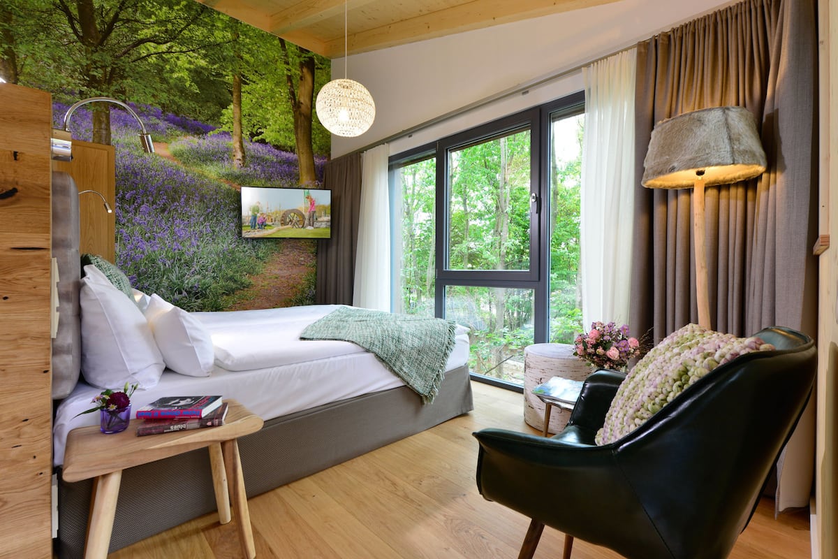Superior boomhut, uitzicht op tuin | Luxe beddengoed, donzen dekbedden, pillowtop-bedden