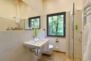 Baum Chalet, 1 Queen Bed, Garden View | Bathroom | Shower, free toiletries, hair dryer, bathrobes - Hotel Fire & Ice (Neuss)