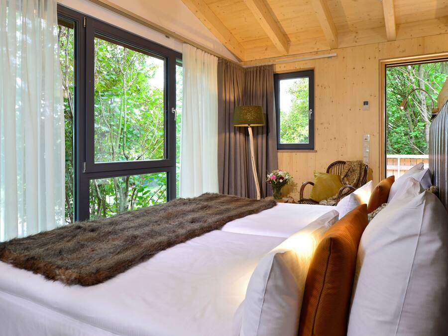 Casa en un árbol superior, vistas al jardín | Ropa de cama de alta calidad y edredones de plumas