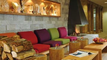 2 bars/lounges, lobby lounge