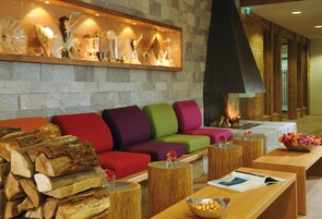 2 bares/lounges, saguão/lounge