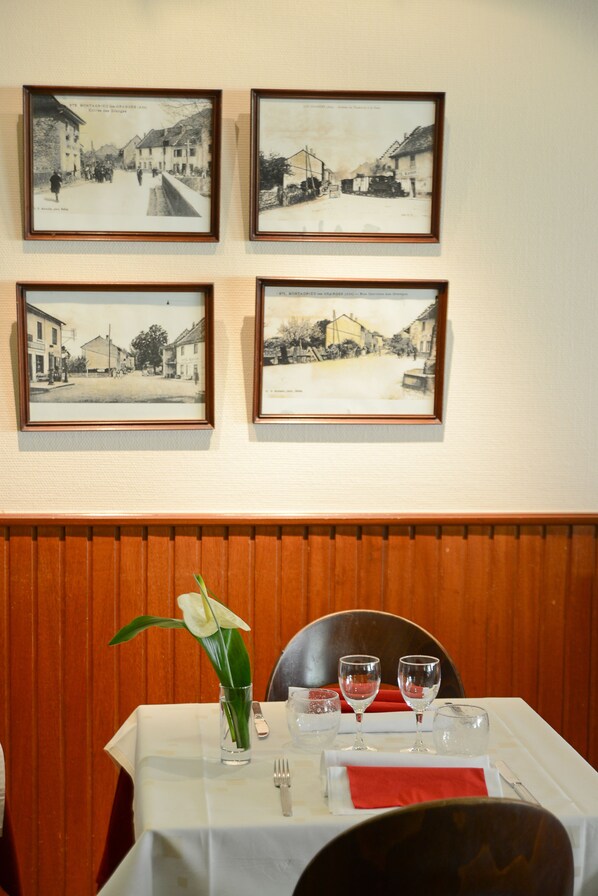 Breakfast, lunch, dinner served; French cuisine 