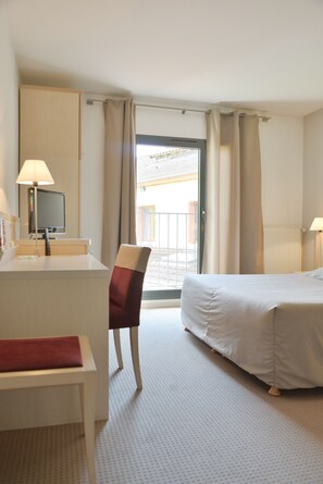 Kahden hengen premium-huone, 1 suuri parisänky | Silitysrauta/-lauta, ilmaiset vauvansängyt, lisävuoteet, ilmainen Wi-Fi