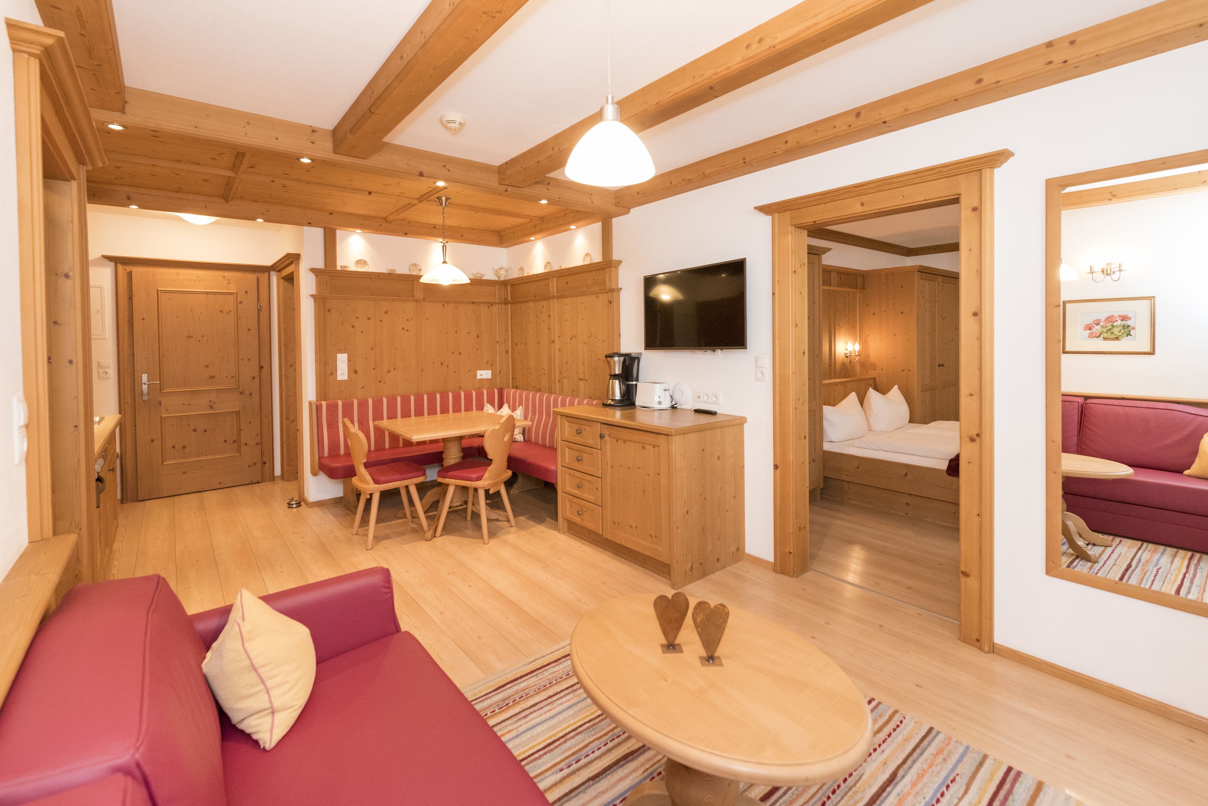 Comfort-Apartment, 2 Bäder (cleaning fee 100,00 EUR) | Wohnbereich | 17-Zoll-Flachbildfernseher mit Satellitenempfang, Fernseher
