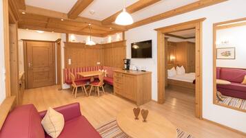 Comfort-Apartment, 2 Bäder (cleaning fee 100,00 EUR) | Wohnbereich | 17-Zoll-Flachbildfernseher mit Satellitenempfang, Fernseher