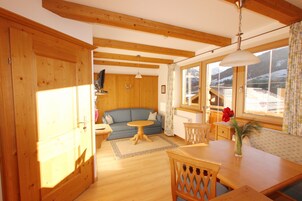 Appartement Confort, 2 salles de bains (cleaning fee 100,00 EUR) | Salle de séjour | Téléviseur à écran plat de 17 po avec télévision par satellite