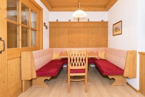 舒適開放式客房 (cleaning fee 100,00 Euro) | 起居區 | 17-吋平面電視、衛星頻道、電視