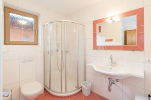 Apartamento conforto, 2 banheiros (cleaning fee 100,00 EUR) | Banheiro | Banheira e chuveiro separados, secador de cabelo, toalhas de banho 