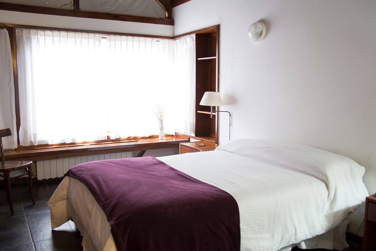 Premium bedding, in-room safe, desk, blackout drapes