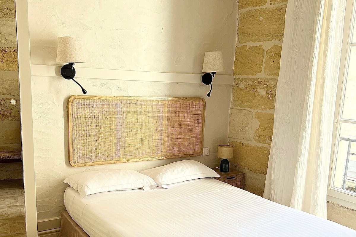 Caja de seguridad en la habitación y decoración personalizada