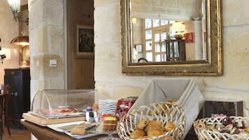 Café da manhã com buffet todos os dias (EUR 14 por pessoa)