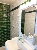 Ducha, artículos de tocador gratuitos, secador de pelo, toallas