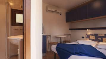 Mobile Home | Bathroom | Shower, rainfall showerhead, towels