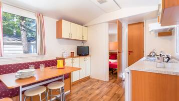 Mobile Home, 2 Bedrooms | Private kitchen