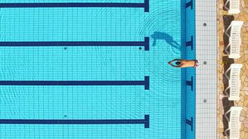 Piscina a l'aire lliure, para-sols i gandules