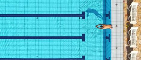 Ulkouima-allas, aurinkovarjoja, aurinkotuoleja