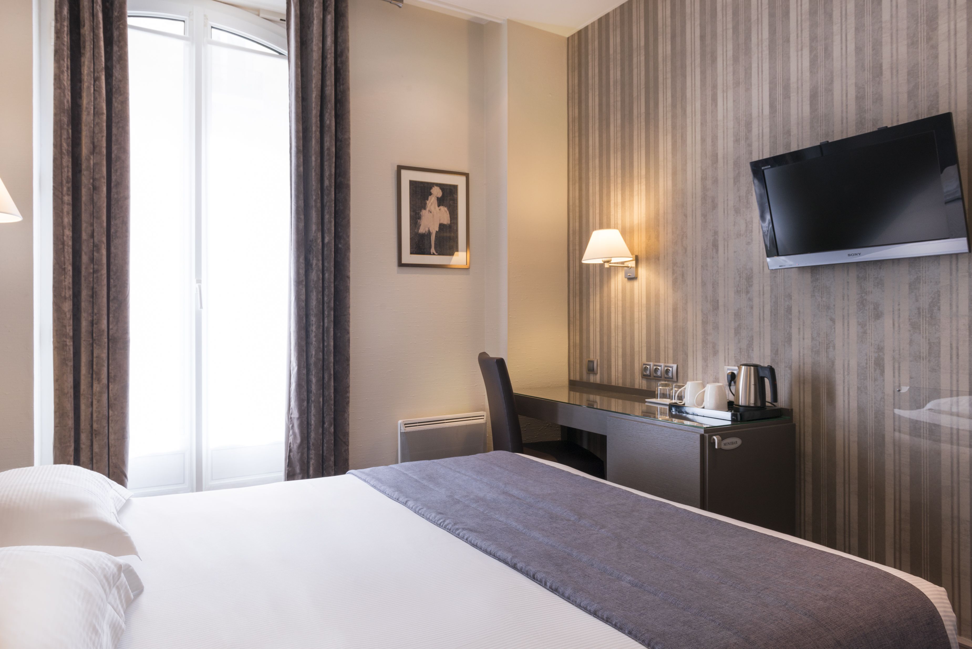 standard double room | 1 bedroom, minibar, in-room safe, desk