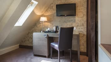 Standard Single Room | Minibar, in-room safe, desk, soundproofing