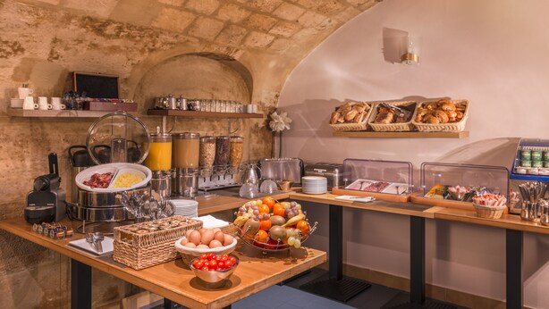 Un bufé de desayuno con distintos alimentos y utensilios.
