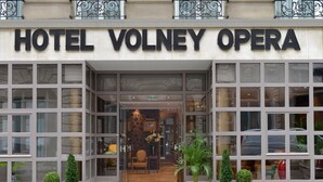 Exterior del Hotel Volney Opera, con amplias ventanas y una entrada central.