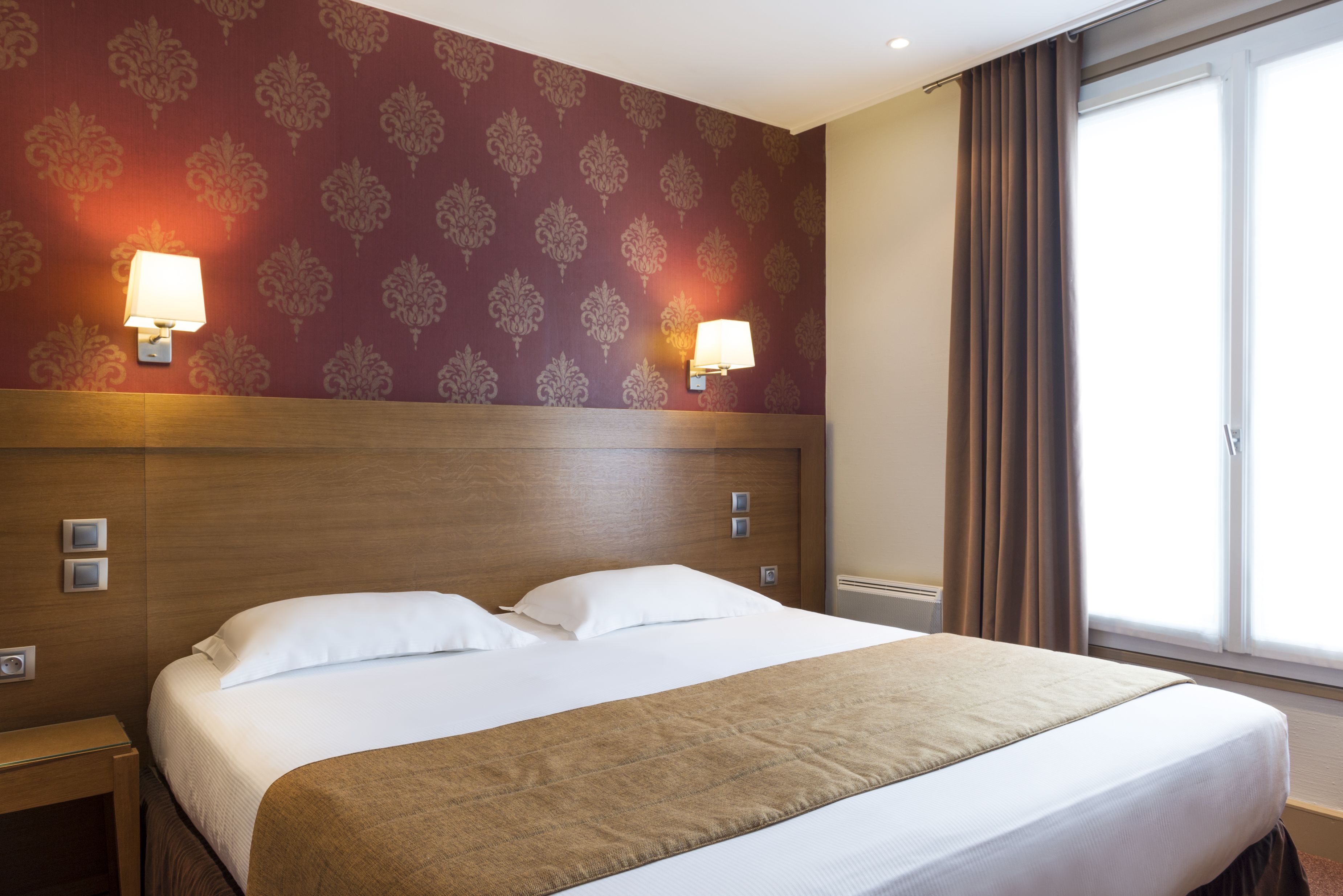 classic double room | 1 bedroom, minibar, in-room safe, desk