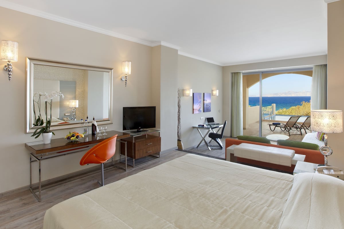 Suite Junior, piscina privata, vista mare parziale | Minibar, una cassaforte in camera, culle/letti per bambini (gratuiti)