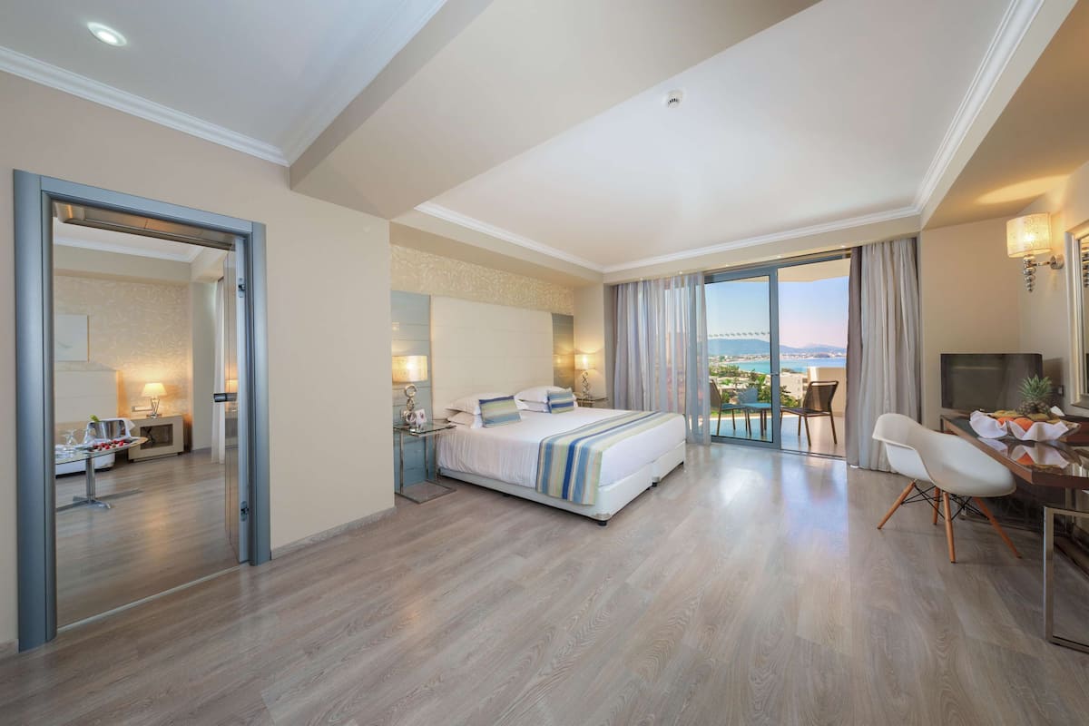 superior suite, partial sea view | minibar, in-room safe, free cots/infant beds, free wifi