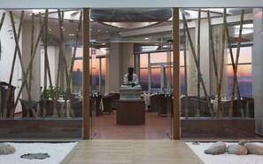 5 restaurants, breakfast, dinner served; international cuisine