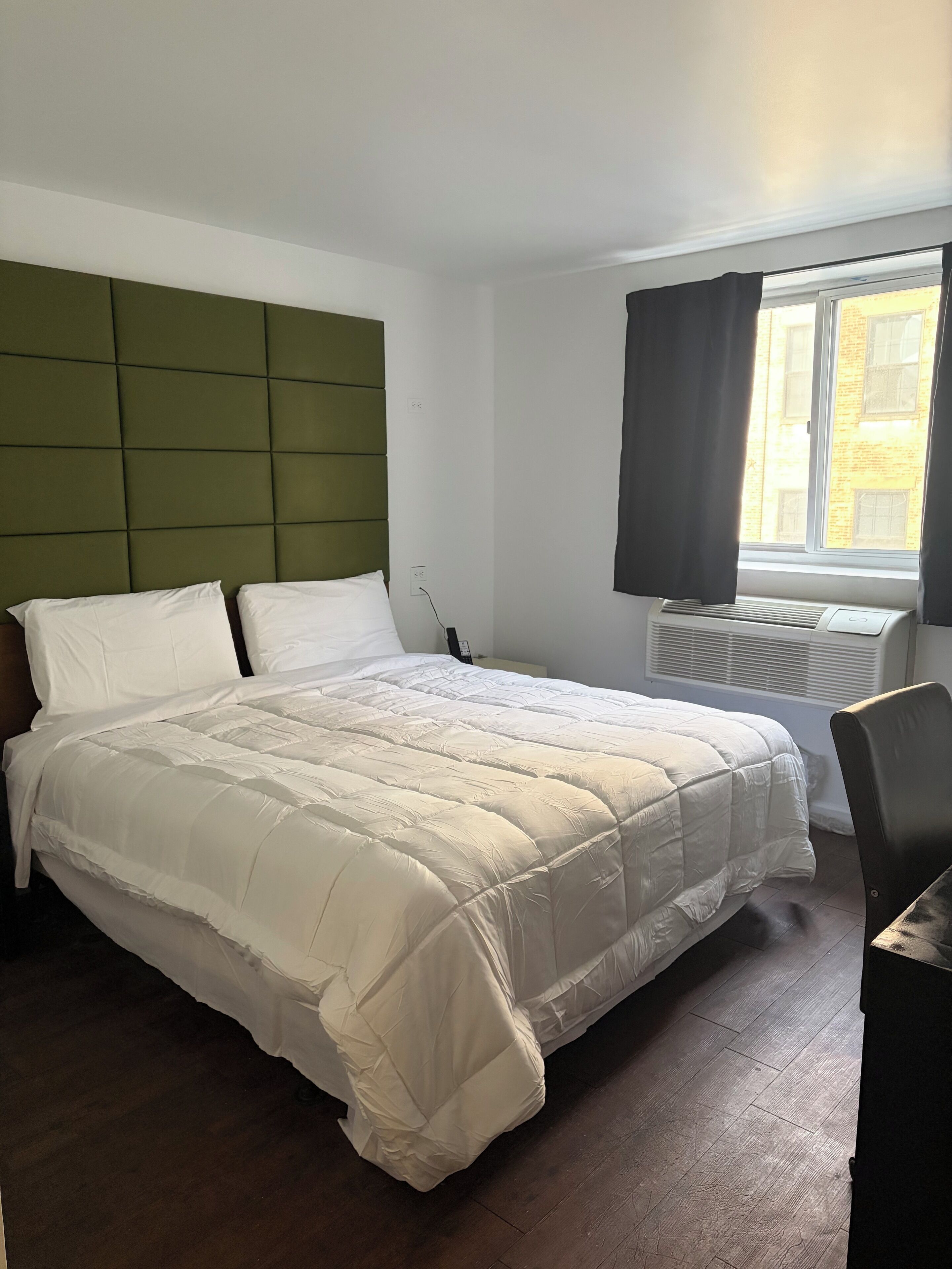 ห้องเบสิก, เตียงคิงไซส์ 1 เตียง | เตียงพร้อมฟูกเสริมที่นอน, ผ้าม่านกันแสง, เตารีด/โต๊ะรีดผ้า, Wi-Fi ฟรี