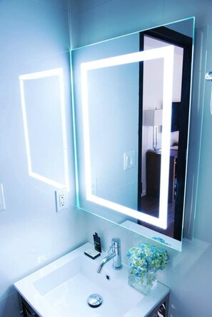 Pillowtop-Betten, Verdunkelungsvorhänge, Bügeleisen/Bügelbrett