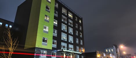 Fachada de la propiedad por la tarde o noche