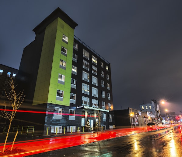 Fassade der Unterkunft – Abend/Nacht