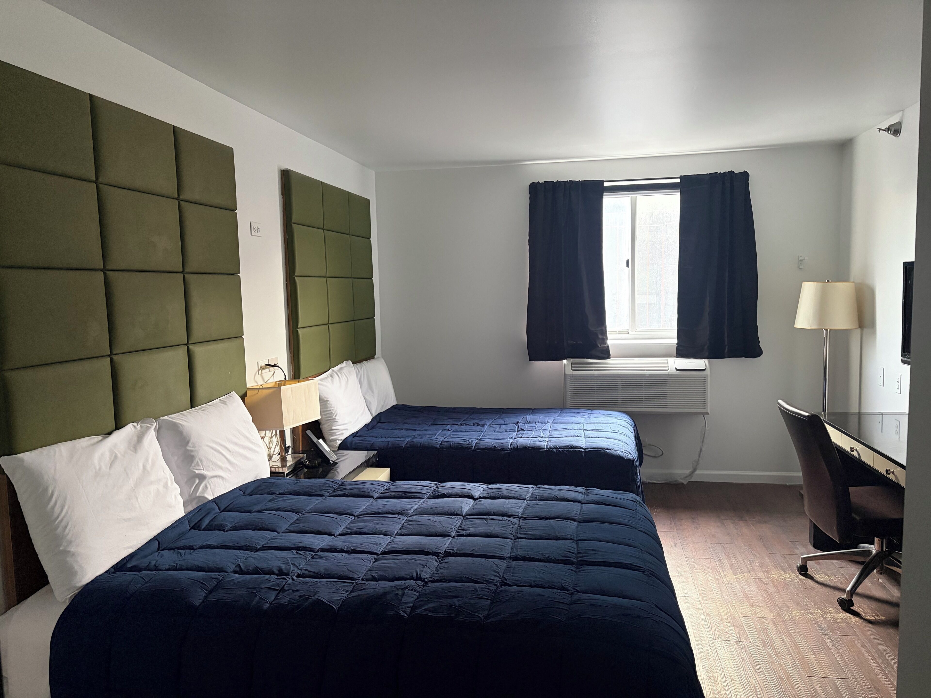 ห้องดีลักซ์, เตียงใหญ่ 2 เตียง | เตียงพร้อมฟูกเสริมที่นอน, ผ้าม่านกันแสง, เตารีด/โต๊ะรีดผ้า, Wi-Fi ฟรี