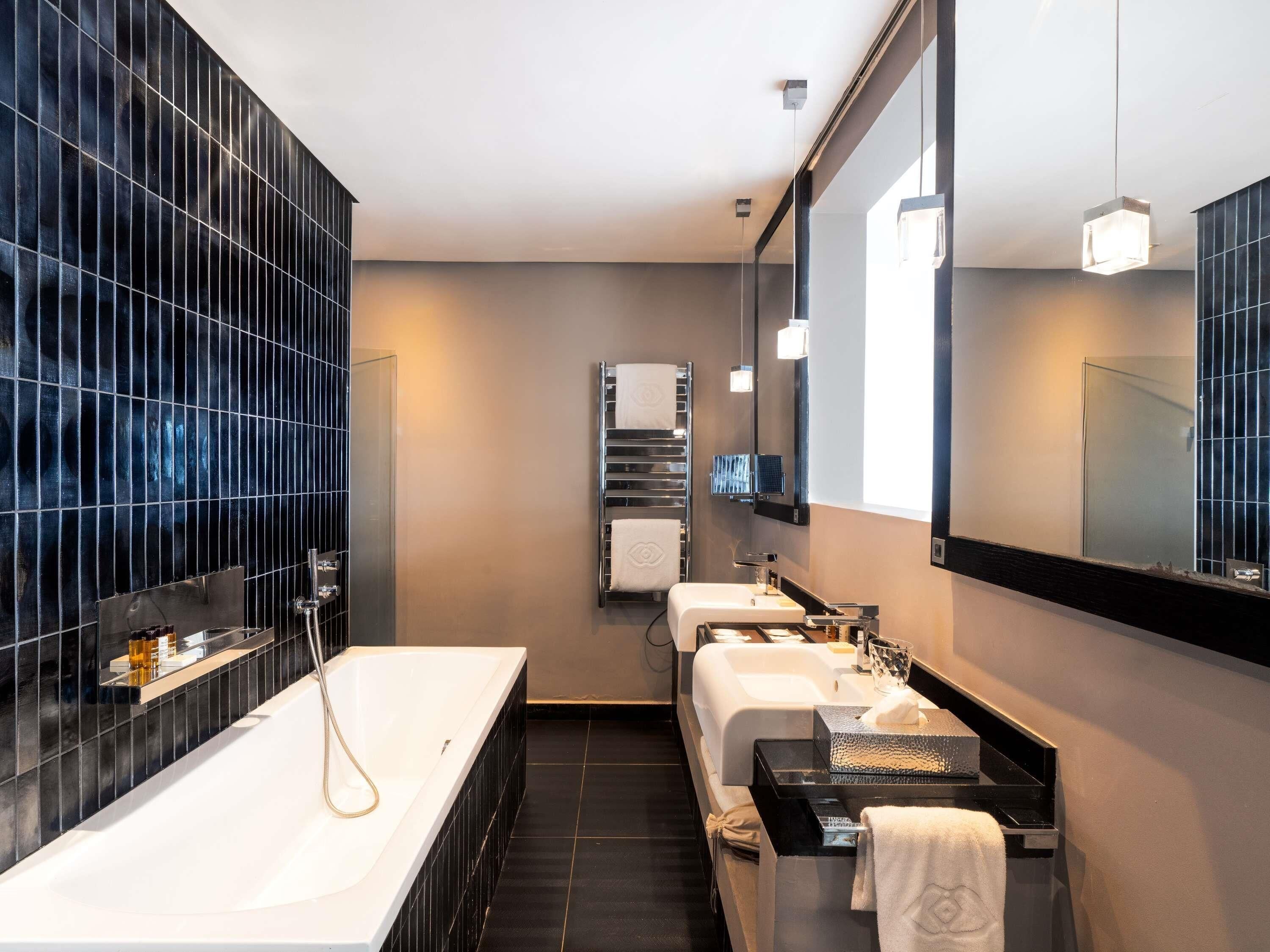 高級寝具、ミニバー、セーフティボックス (室内)、デスク