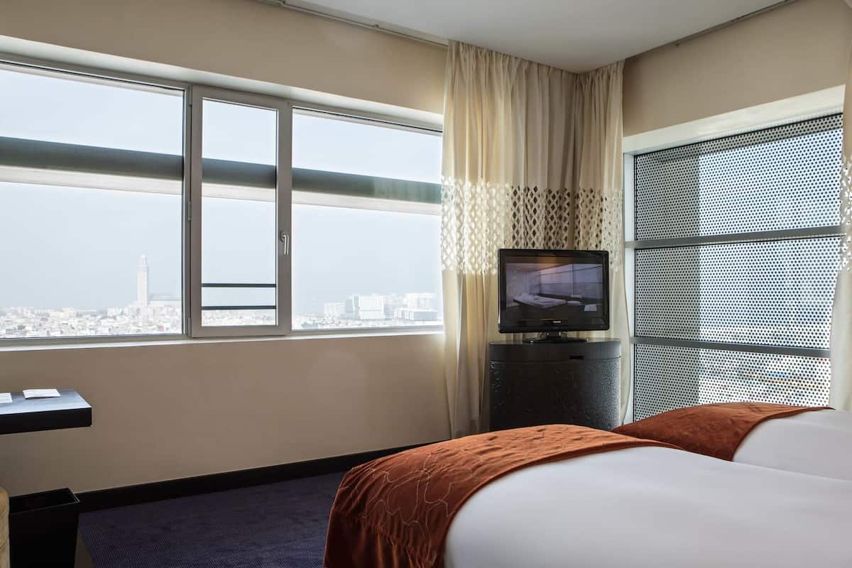 Habitación de lujo, 2 camas individuales (Medina View) | Ropa de cama de alta calidad y minibar