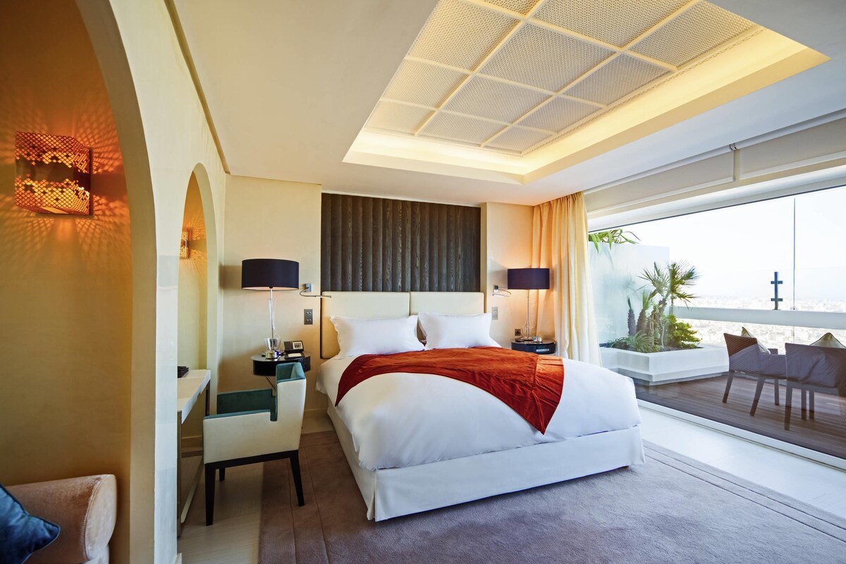 Suite, 1 cama de matrimonio grande (Imperial) | Ropa de cama de alta calidad, minibar, caja fuerte y escritorio