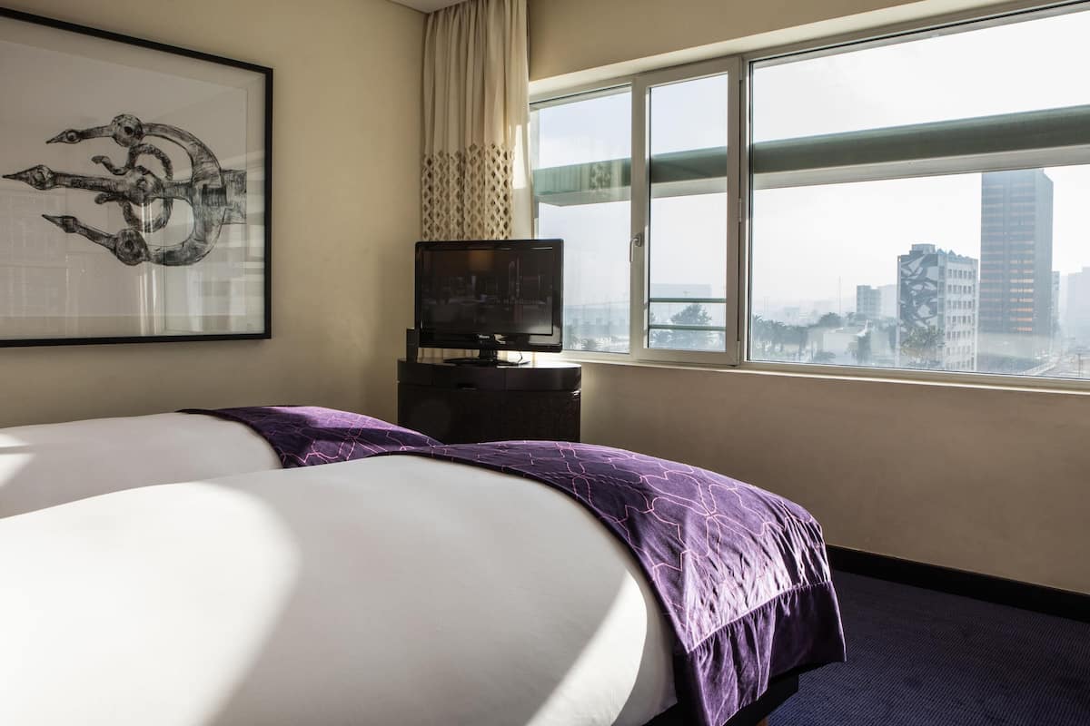 Habitación clásica, 2 camas individuales, vista a la ciudad | Ropa de cama de alta calidad y minibar