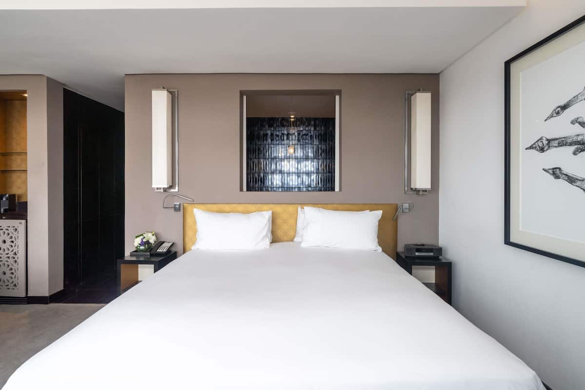 Superior-huone, 1 suuri parisänky, kaupunkinäköala | Ylelliset vuodevaatteet, minibaari, tallelokero huoneessa, työpöytä