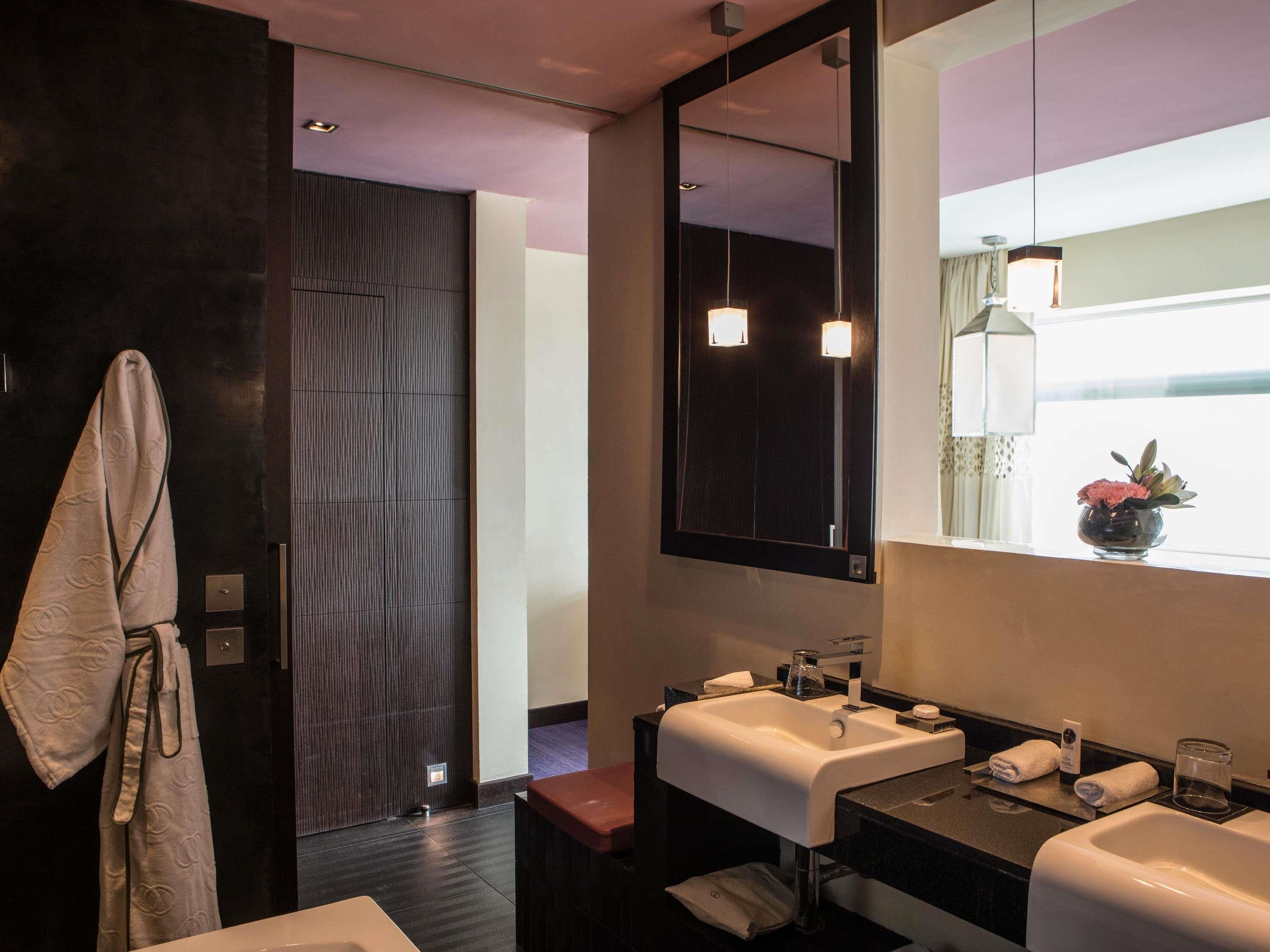 Habitación superior, 1 cama King size, vista a la ciudad | Ropa de cama de alta calidad y minibar 