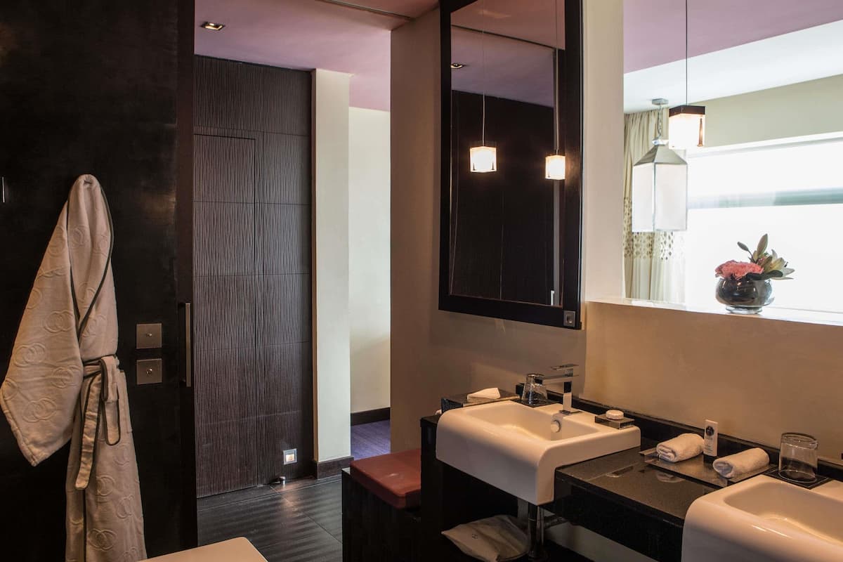 Habitación superior, 1 cama King size, vista a la ciudad | Ropa de cama de alta calidad y minibar