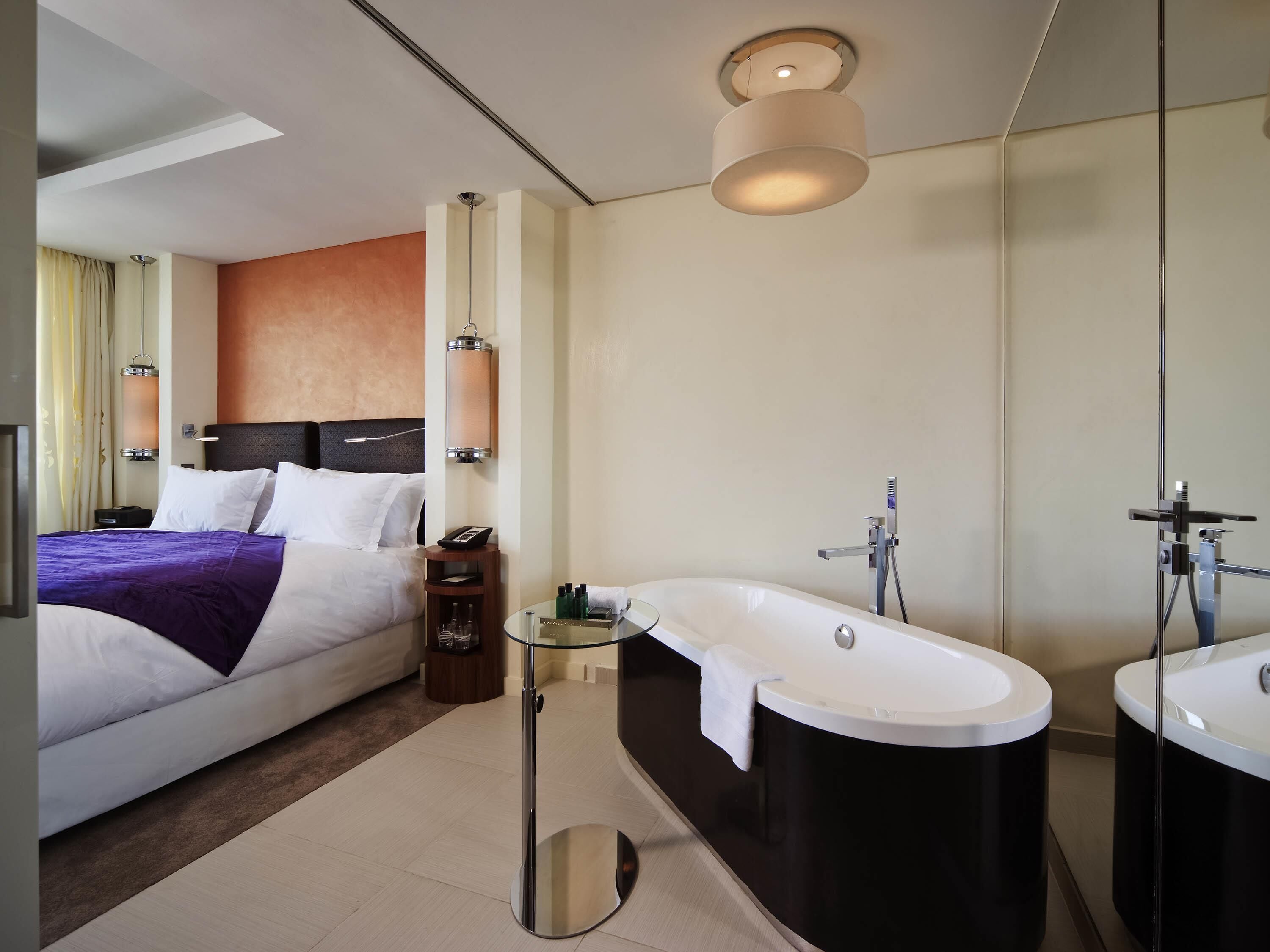 ジュニア スイート ベッド (複数台) | 高級寝具、ミニバー、セーフティボックス (室内)、デスク